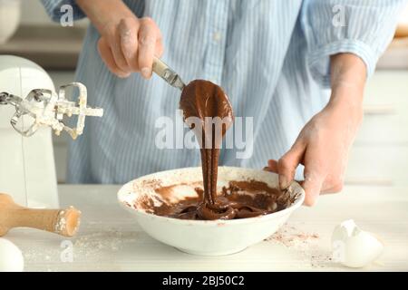 Frau mischt Teig für eine Schokoladenkuchen Stockfoto