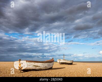 Kleine Fischerboote am Strand von Aldeburgh. Stockfoto