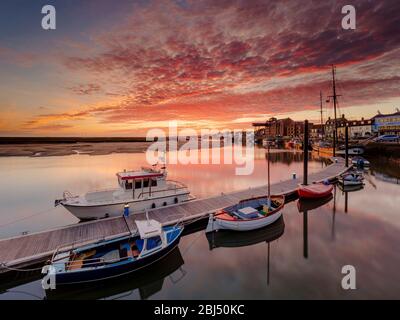 Ein atemberaubender Herbstaufgang über dem Hafen von Wells-next-the-Sea. Stockfoto