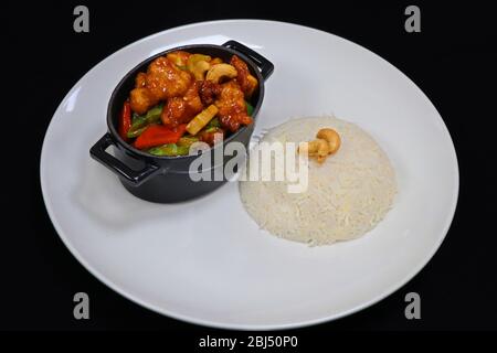 chinesisches Kung pao Huhn mit Reis Stockfoto