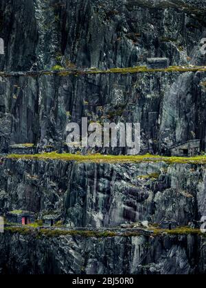 Verlassene Gebäude auf vielen Ebenen im Dinorwig Schieferbruch. Stockfoto