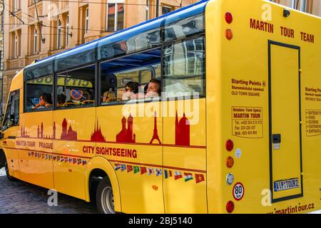 PRAG, TSCHECHISCHE REPUBLIK - JULI 2018: Stadtrundfahrt Bus mit Menschen an Bord im Zentrum von Prag Stockfoto