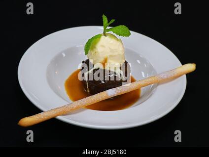 Sticky Toffee Pudding mit Vanilleeis und Karamellsauce Stockfoto