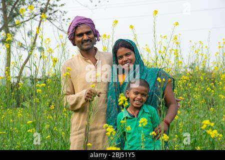 Porträt der indischen ländlichen Familie lächelnd Stockfoto