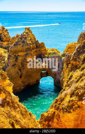 Wunderschöne sandige klippen und Wasser hingen entlang Algarve Ozeanküste neer Lagos Stadt, Portugal Stockfoto