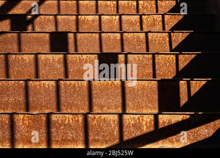 Hintergrund Textur aus alten rostigen Korrosion Eisen Treppe. Selektiver Fokus Stockfoto