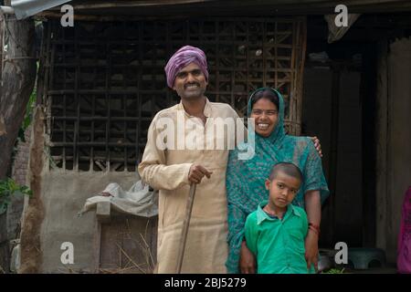 Porträt der indischen ländlichen Familie lächelnd Stockfoto
