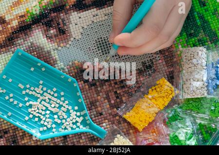 Sammeln Diamant-Stickerei, Diamant-Mosaik. Farbige Kristalle. Stockfoto