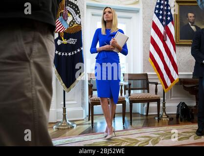 Washington, Usa. April 2020. Pressesprecher Kayleigh McEnany schaut zu, wie Präsident Donald Trump Bemerkungen macht, als er sich mit Florida Gouverneur Ron DeSantis im Oval Office, Dienstag, 28. April 2020, trifft. Foto von Doug Mills/UPI Quelle: UPI/Alamy Live News Stockfoto