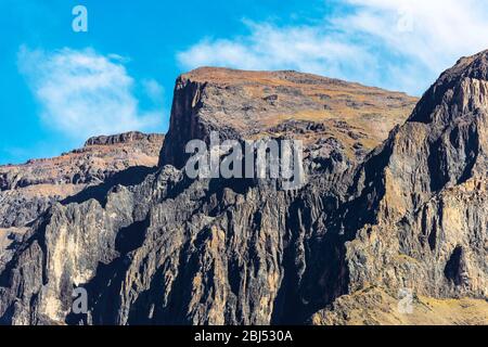 Landschaft der Anden Bergspitzen am Condor's Cross Vogelbeobachtungs-Aussichtspunkt, Colca Canyon, Arequipa, Peru. Stockfoto