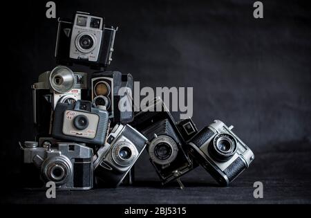 Stillleben von gestapelten Vintage-Kameras. Stockfoto