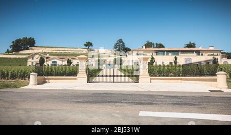 Saint Emilion, Frankreich - 26. Mai 2017: lagervorderseite des Gebäudes eines Saint Emilion Grand Cru Weinproduzenten, Chateau Pavie an einem Frühlingstag Stockfoto