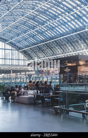 London/UK-26/07/18: Die Leute sitzen in einer Brasserie im ersten Stock des St Pancras International Railway Station, einer der belebtesten Bahnhof i Stockfoto