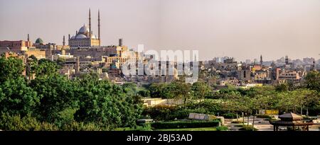 Blick auf die Zitadelle von Kairo aus Al Azhar Park Stockfoto