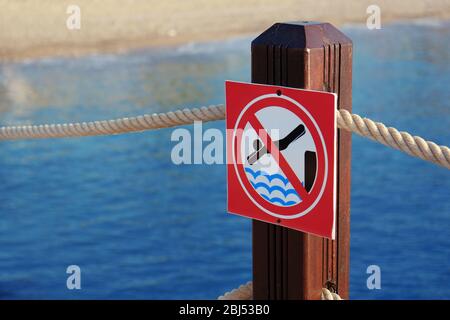 Kein Warnschild zum Tauchen vor dem Pier Stockfoto