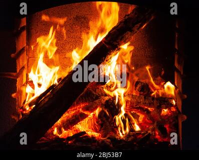 Holzbrand auf einem Grill über Nacht. Abstraktes Bild Stockfoto