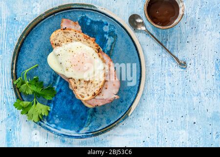 Ei-im-Loch-Sandwich mit Speck - Blick von oben Stockfoto