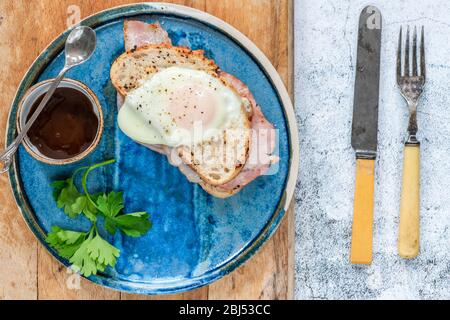 Ei-im-Loch-Sandwich mit Speck - Blick von oben Stockfoto