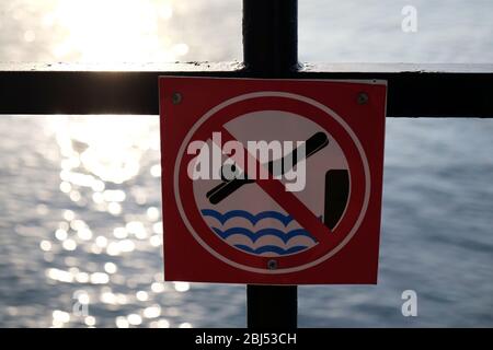 Kein Warnschild zum Tauchen vor dem Pier Stockfoto