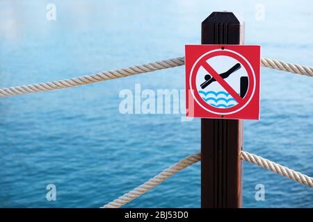 Kein Warnschild zum Tauchen vor dem Pier Stockfoto