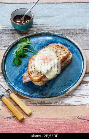 Sandwich mit Speck im Loch Stockfoto