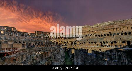 Ein brillanter Sonnenuntergang entfaltet sich über einem Panoramablick auf das Kolosseum in Rom. Stockfoto