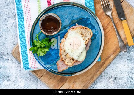 Ei-im-Loch-Sandwich mit Speck - Blick von oben Stockfoto