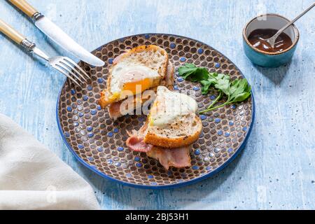 Ei-im-Loch-Sandwich mit Speck, in zwei Hälften geschnitten Stockfoto