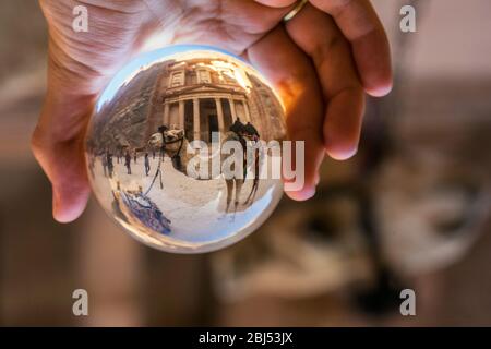 Petra hielt in Jordanien in der Handfläche. Stockfoto