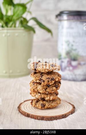 Hausgemachte Haferflocken-Kekse mit Banane und gestapelten Schokoladenstückchen Stockfoto