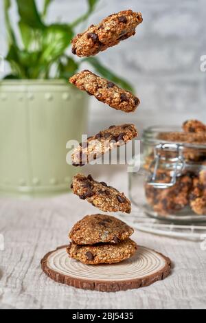 Hausgemachte Haferflocken-Kekse mit Banane und gestapelten Schokoladenstückchen Stockfoto
