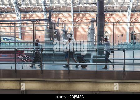 London/UK-26/07/18: Pendler, die zu ihren Bahnsteigen am südlichen Ende der oberen Ebene des St Pancras International, einer der verkehrsreichsten Bahnstrecken, laufen Stockfoto