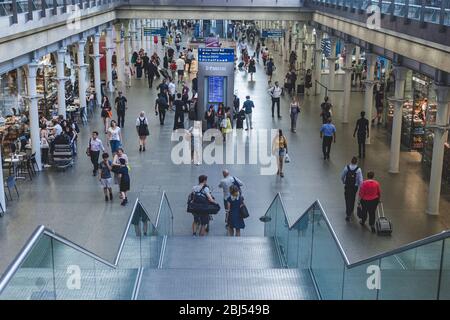 London/UK-26/07/18: Menschen, die im Einkaufszentrum im Erdgeschoss des St. Pancras International, einem der größten Bahnhöfe in Stockfoto