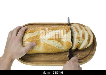 Nahaufnahme von teilweise geschnittenem Weißbrot auf Holzschneidebrett mit Brotmesser. Lebensmittel und Gesundheit Konzept schöne Hintergründe. Stockfoto