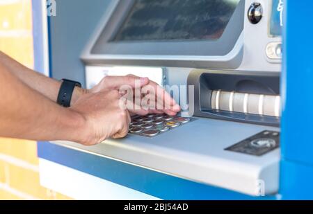 Eingabe einer Kreditkartenannadel auf einer ATM-Tastatur Stockfoto