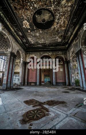 Ein einst opulenter Bahnhof aus der Sowjetzeit liegt in Ruinen in der umkämpften Region Sukhum Stockfoto