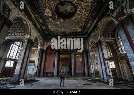 Ein einst opulenter Bahnhof aus der Sowjetzeit liegt in Ruinen in der umkämpften Region Sukhum Stockfoto