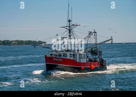 Ein Fischerboot, das vom Meer nach Hause zurückkehrt, fährt entlang der Ostküste der USA in den Hafen von Gloucester ein. Stockfoto