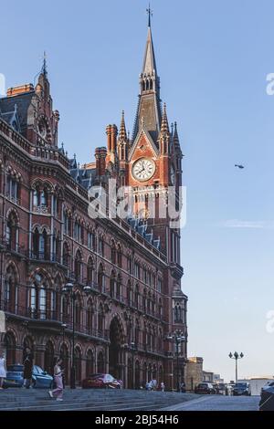 London/UK-26/07/18: Das St. Pancras Renaissance London Hotel, das das Frontispiz des Bahnhofs St Pancras bildet, begrenzt durch Euston Road und occu Stockfoto