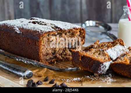 Banane, Walnuss und Chocolate Chip Laib Stockfoto