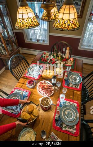 Ein festlicher Festtafel ist für ein Essen mit Familie und Freunden eingestellt. Stockfoto