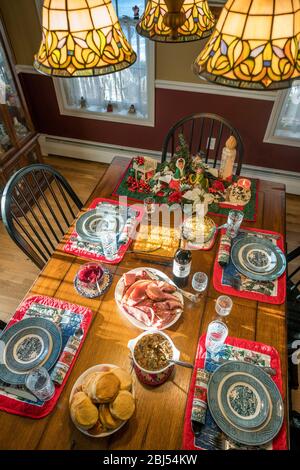 Ein festlicher Festtafel ist für ein Essen mit Familie und Freunden eingestellt. Stockfoto