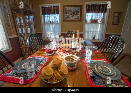 Ein festlicher Festtafel ist für ein Essen mit Familie und Freunden eingestellt. Stockfoto