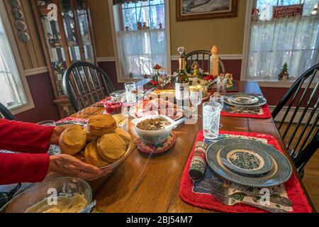 Ein festlicher Festtafel ist für ein Essen mit Familie und Freunden eingestellt. Stockfoto