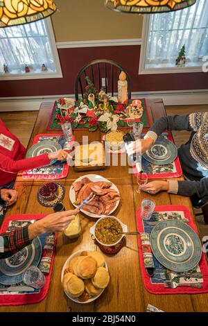 Ein festlicher Festtafel ist für ein Essen mit Familie und Freunden eingestellt. Stockfoto