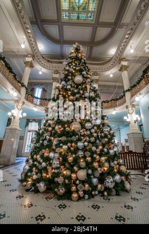 Ein Weihnachtsbaum bringt festliche Wärme in die Obby eines historischen Hotels in San Antonio in Texas Stockfoto