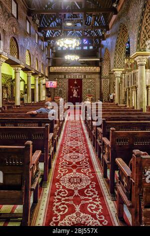 Im Seitenschiff auf der linken Seite des Kirchenschiffs der Hängenden Kirche im koptischen Kairo Stockfoto