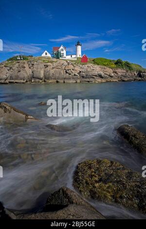 Seidige Gezeiten fließen durch den Kanal, der das Festland von der Insel trennt, auf der der Leuchtturm Nubble Point steht. Stockfoto