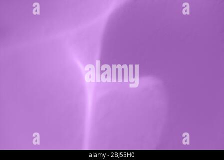 Abstrakt verschwommen hell schönen Glitzer Hintergrund. Violetter Hintergrund. Licht an der Wand. Schattenlicht. Stockfoto