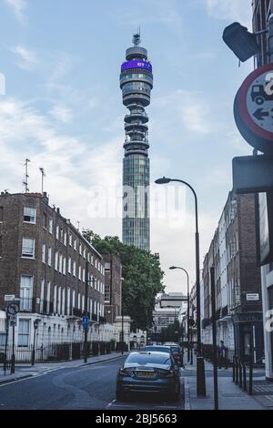 London/UK-26/07/18: Der BT Tower, ein Kommunikationsturm in Fitzrovia, London, im Besitz der BT Group. Der Turm ist noch in Gebrauch und ist der Ort der Stockfoto